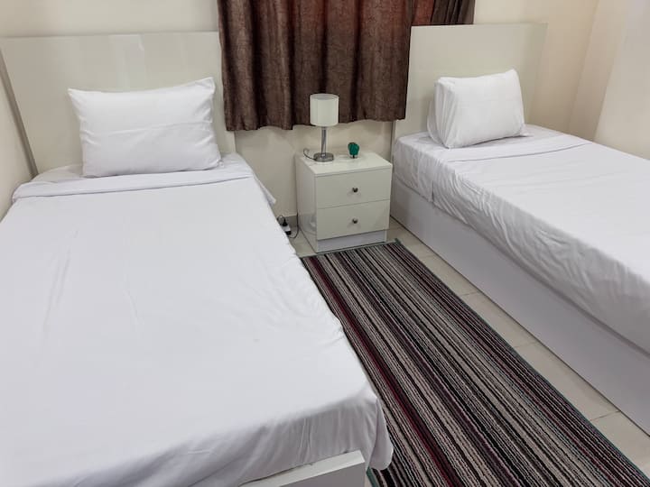 2张单人床。可以拼在一起，形成一张双人床。