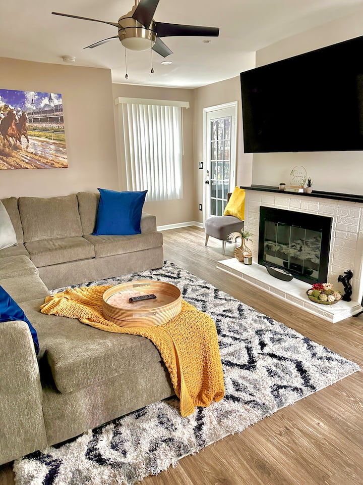 Poolside Retreat • Fire Pit • 8 Min To Airport - 奧爾巴尼