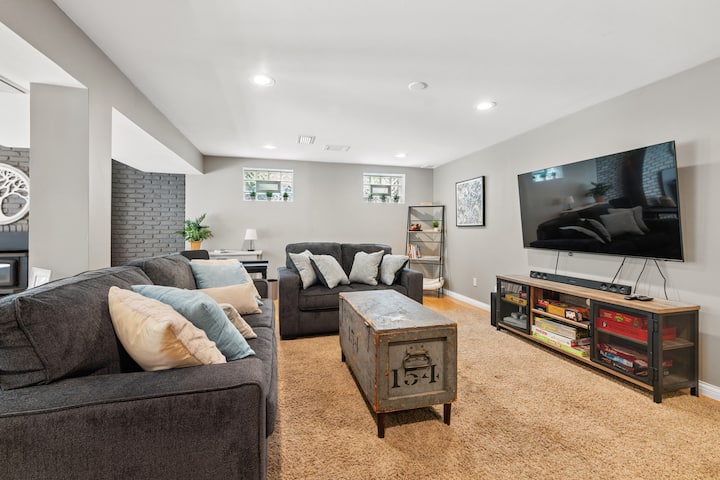 Светол, отворен простор за живеење со паметен телевизор, кауч на спуштање и пријатна атмосфера.