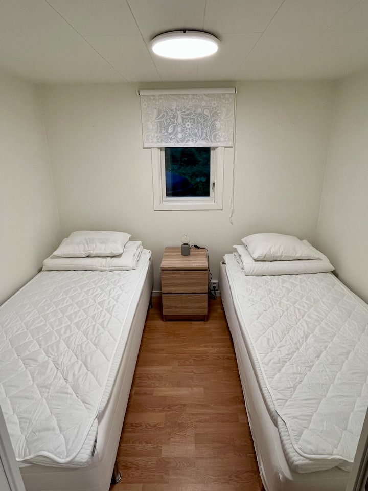 Спалната соба во големата викендичка, еве два кревета од 90 см.