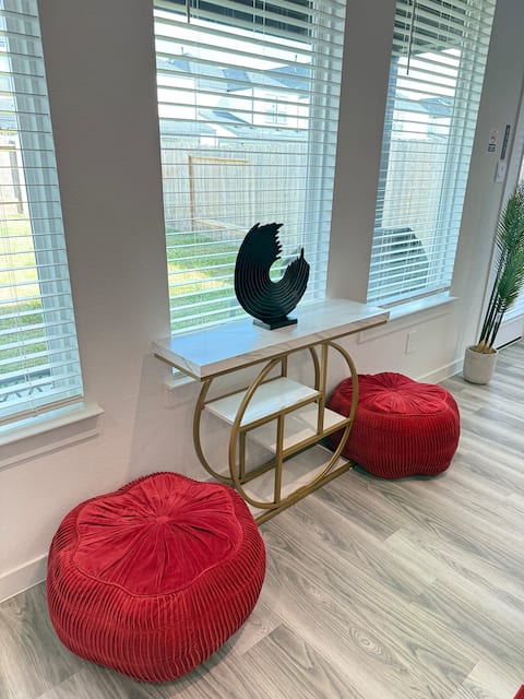 Successful Airbnb property: Modern 4BR + backyard by NRG, Med Center, Downtown in South Acres / Crestmont Park