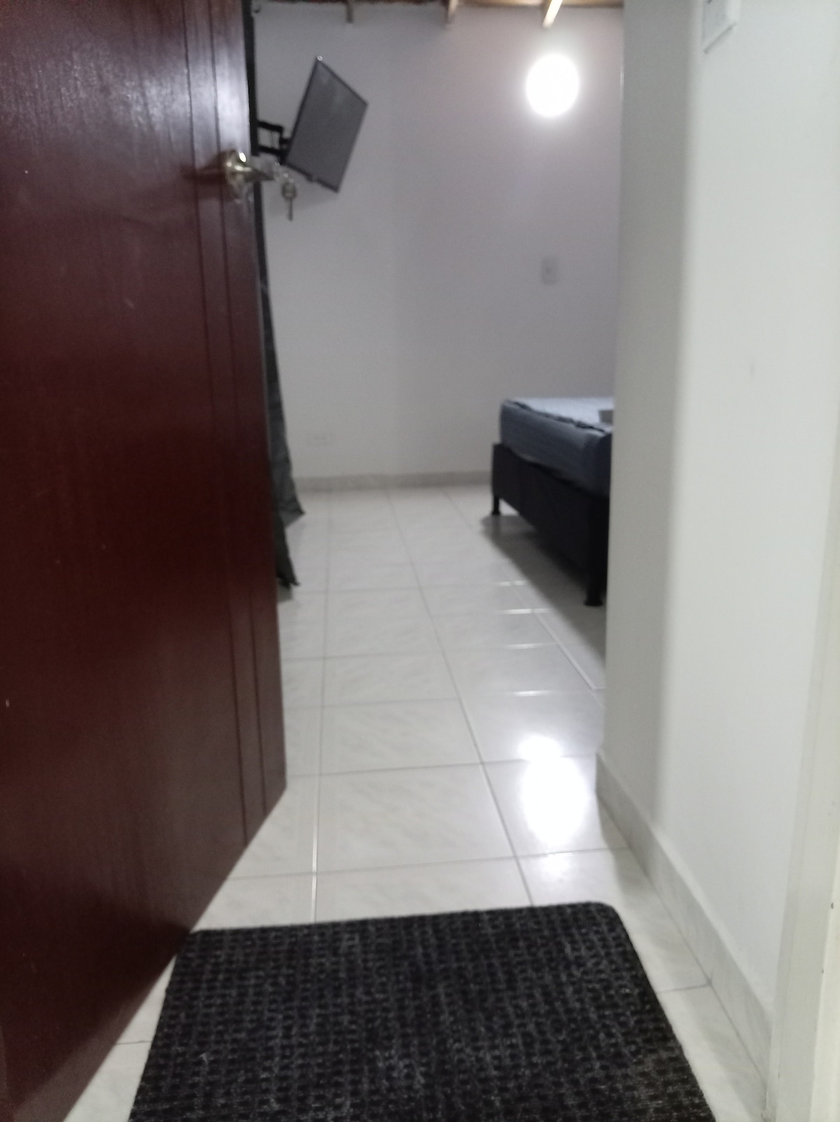 Ოთახი ტელევიზორით და კომფორტული საწოლით, რომელიც საუკეთესო დასვენებას მოგანიჭებთ