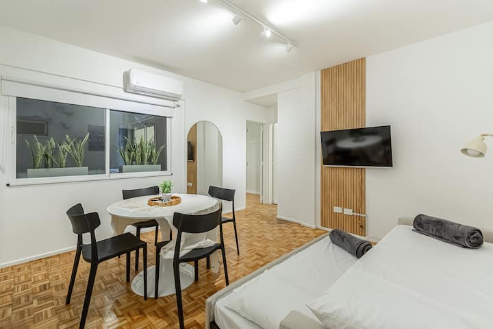 Მისაღები ოთახი მაგიდით 4 ადამიანისთვის, სავარძელი, კონდიციონერი, ტელევიზორი, სარკე, იატაკის ლამპა და უშუქობა