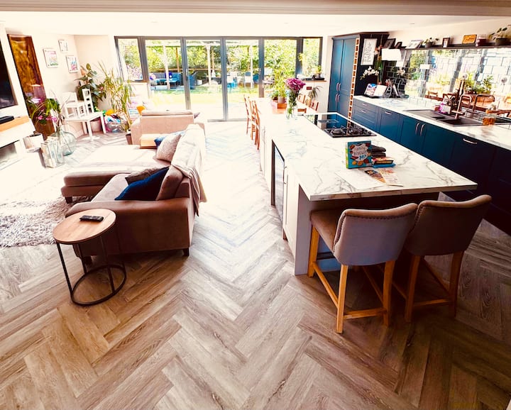 Family Home – Sleeps 10 - Chichester