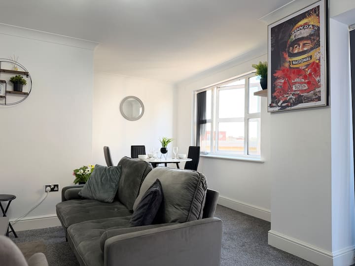 Cozy One Bedroom Flat With Secured Parking - Birmingham