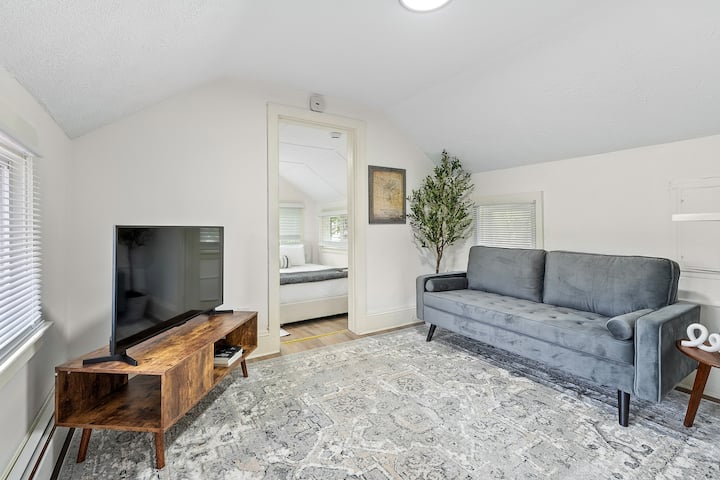 Charming Studio Apartment | Walk To Downtown! - Battle Creek, MI