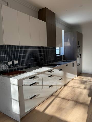 Robson’s Residence – Art Deco apartment gallery image 4