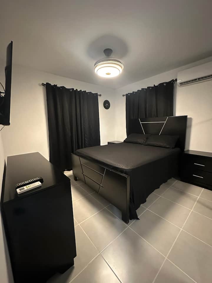 Televisheni ya inchi 43, taa za mazingira, kiyoyozi,
Feni ya dari, kioo cha kabati.