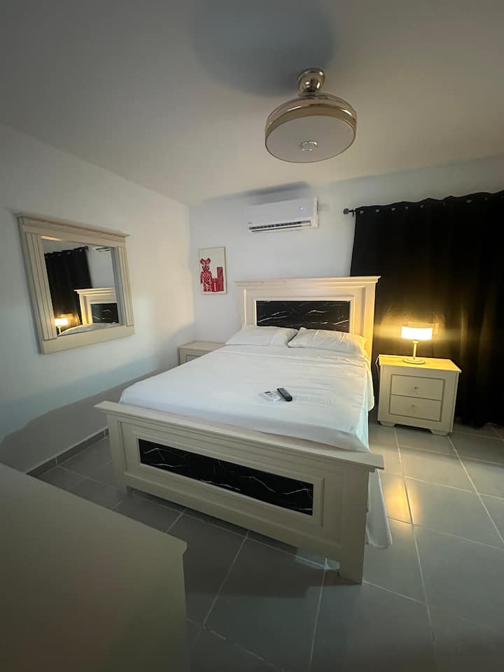 Televisheni ya inchi 43, taa za mazingira, kiyoyozi,
Feni ya dari, vioo 2, bafu, kabati la kuingia.