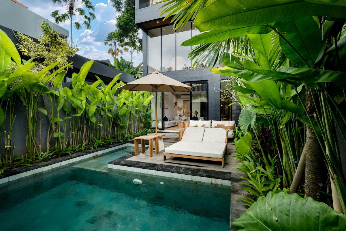 Villa in Ubud · ★4.92 · 3 bedrooms · 3 beds · 2.5 private baths รายการ Airbnb เปรียบเทียบ