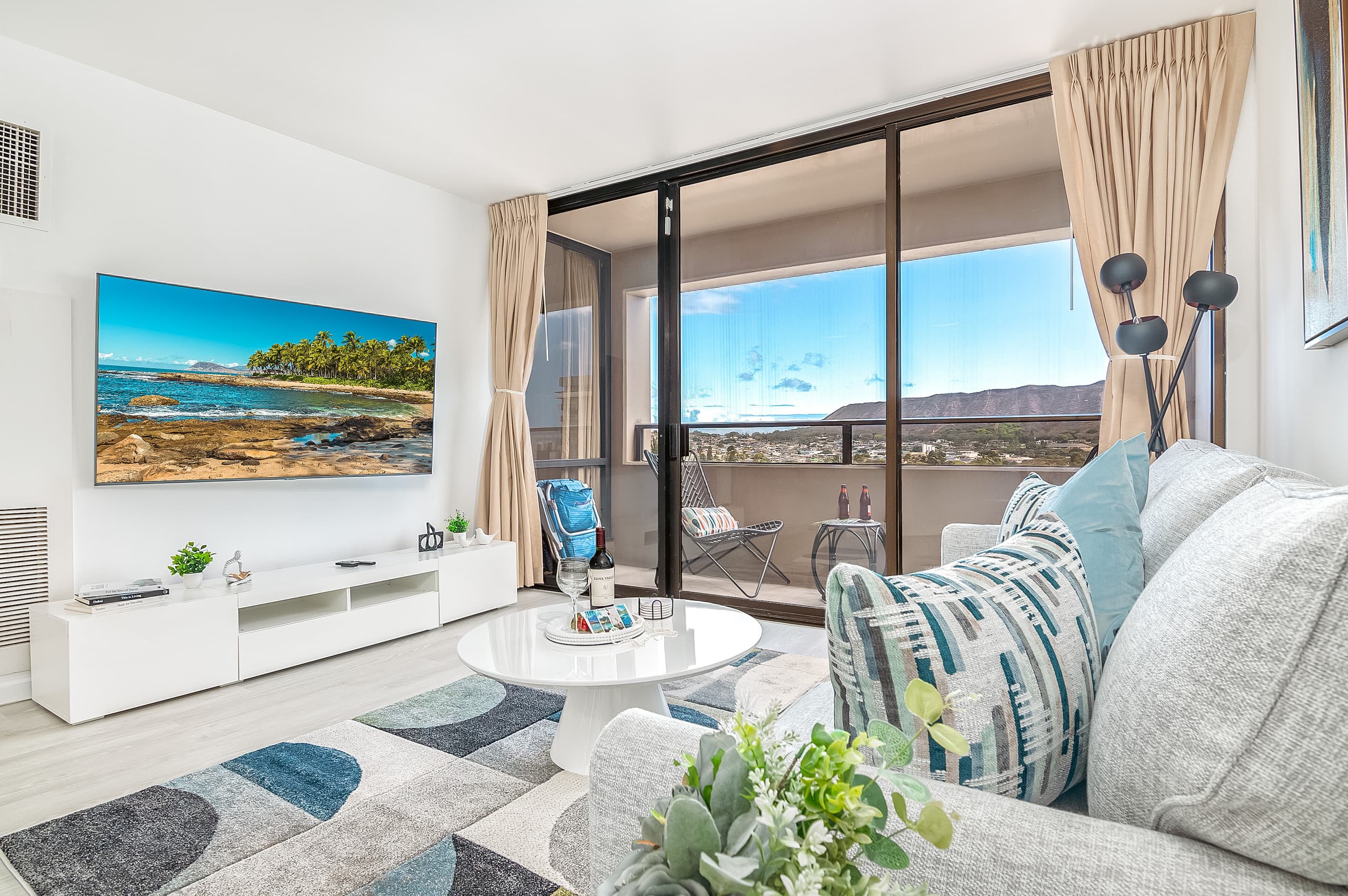 Tropical condo w/ lanai & beach access - Image 7