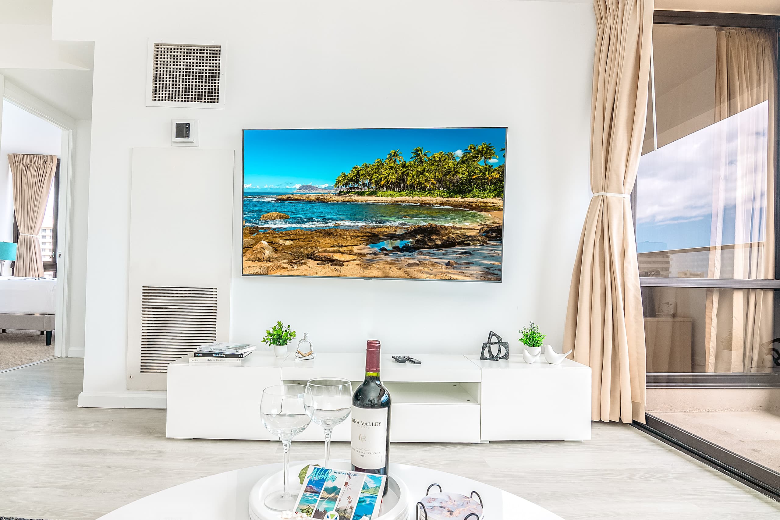 Tropical condo w/ lanai & beach access - Image 10