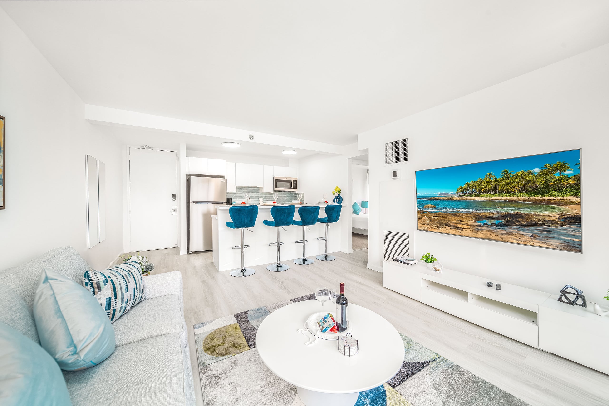 Tropical condo w/ lanai & beach access - Image 13