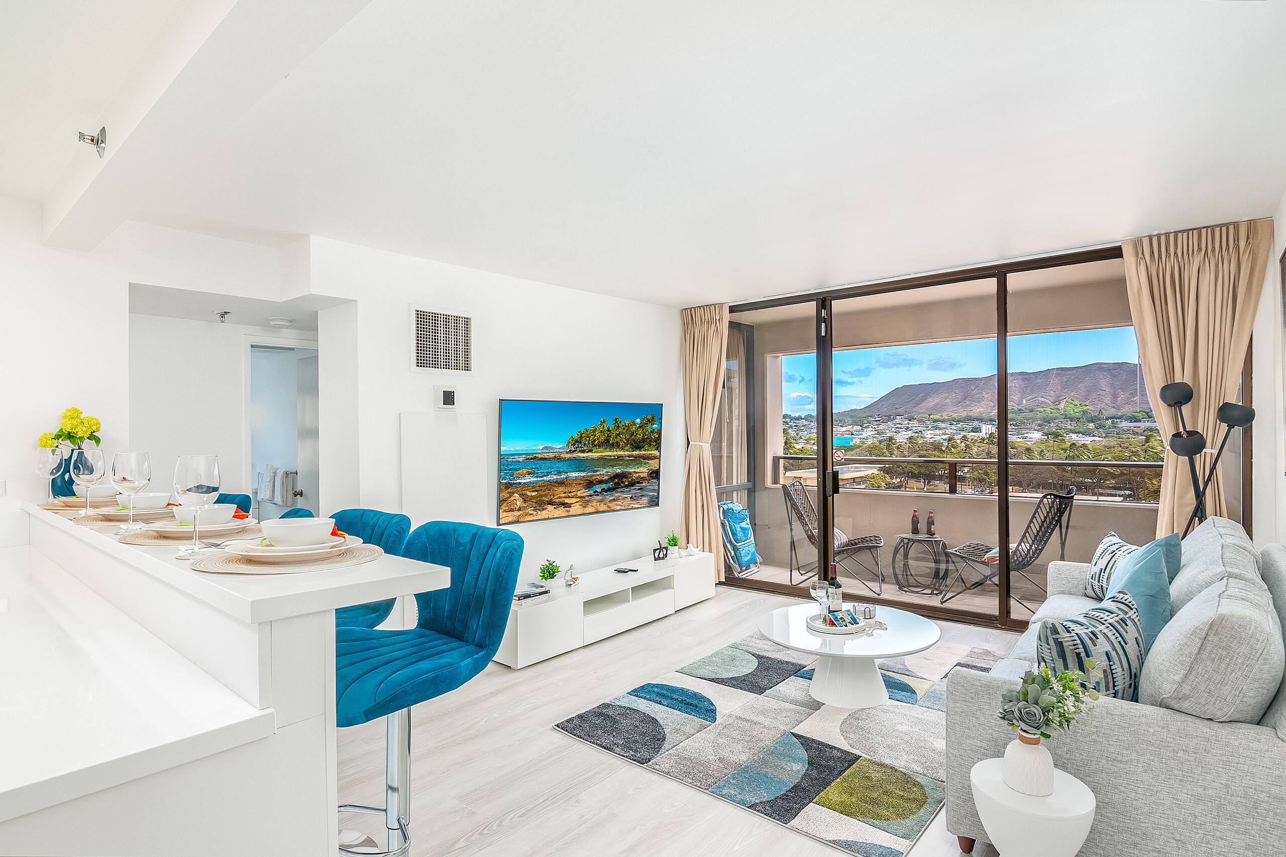 Tropical condo w/ lanai & beach access - Image 4