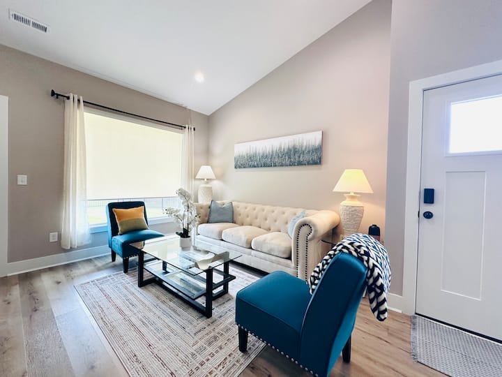 *New Cozy Home With Playground & Ball Court* - Wichita, KS
