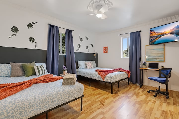 Tenemos 2 camas tamaño queen, una cama doble y un televisor de tamaño completo.