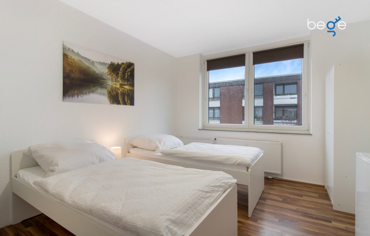 Spavaća soba 2 s dva odvojena kreveta, prostorom za sjedenje i pametnim televizorom