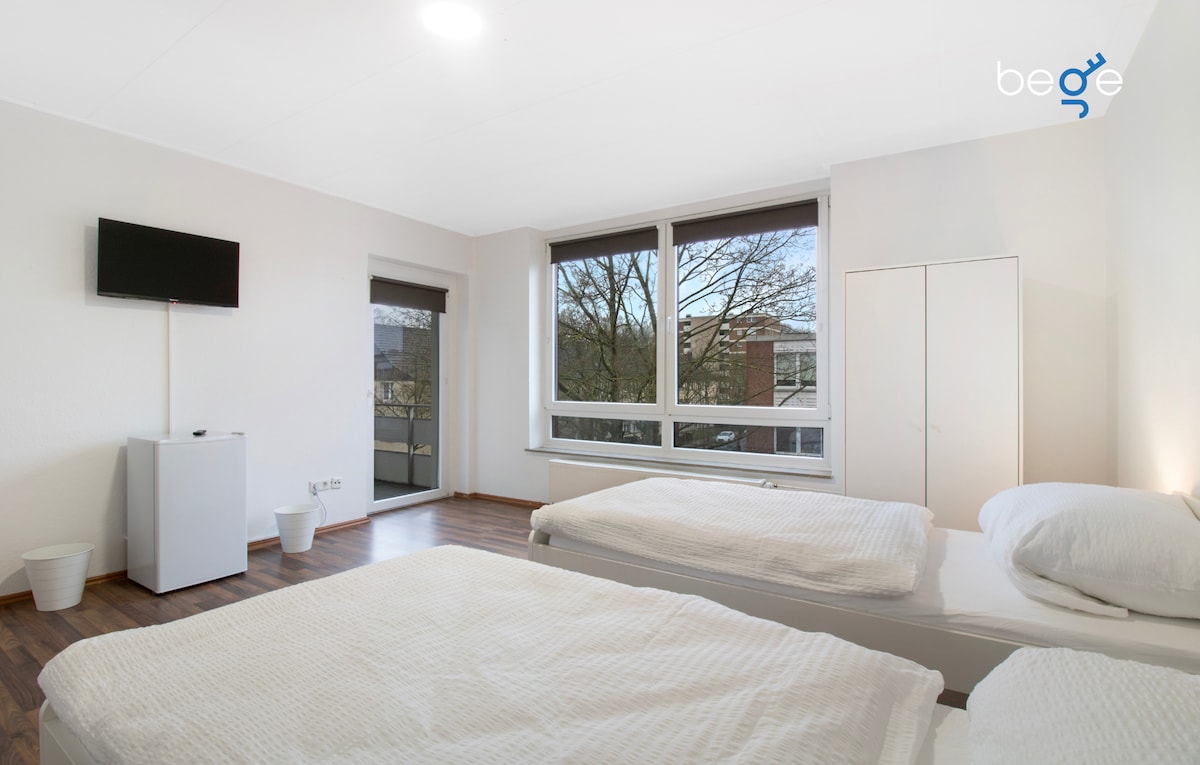 1. spavaća soba s dva odvojena kreveta, prostorom za sjedenje i pametnim televizorom