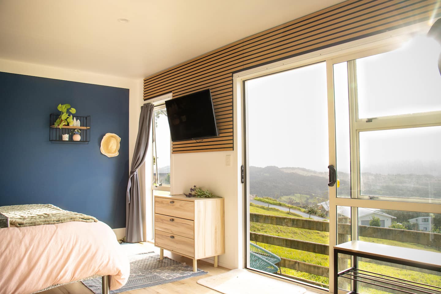 Cozy Couples Northland Cabin | Peaceful Farm Stay 3