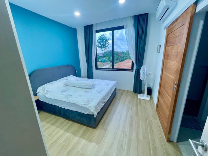 ห้องนอนมีเตียงคิงไซส์และตู้เสื้อผ้าขนาดใหญ่ เครื่องปรับอากาศ 12,000 BTU ช่วยให้มั่นใจได้ว่าอุณหภูมิจะน่ารื่นรมย์ เหมาะสำหรับการนอนหลับอย่างผ่อนคลายในทุกฤดูกาล