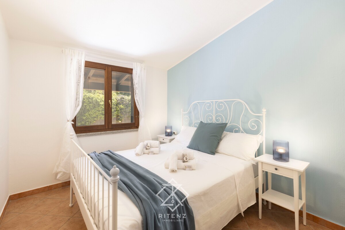 Amplio dormitorio doble con cómoda cama tamaño king