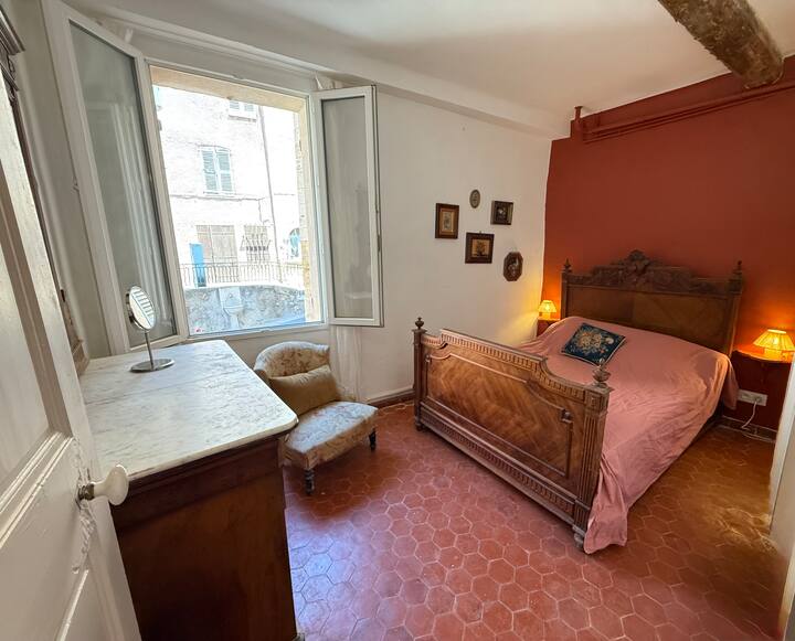 Kleine slaapkamer op eerste verdieping aan de voorkant van het huis met uitzicht op het stadshuis. Ladenkast en hangmogelijkheid aanwezig. De wasmachine staat in deze kamer. Bed is 140 x 190 cm.