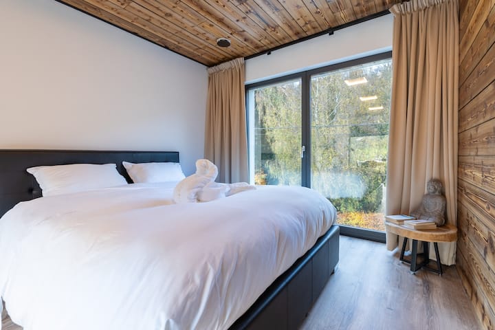 Queen size bed with valley view.