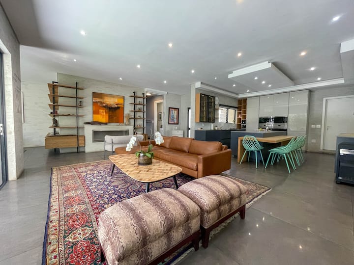 Glenhazel House 5br
Unit B - Johannesburg