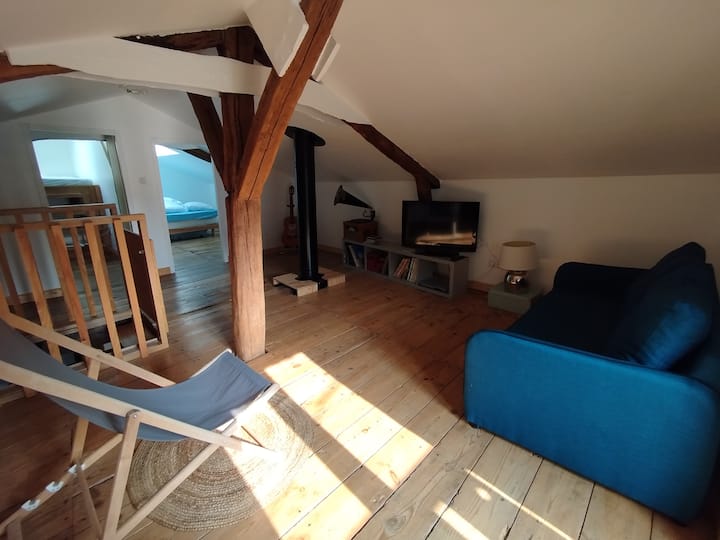 ชั้นบนมีพื้นที่สูง 28 ตร.ม. สำหรับการพักผ่อน อ่านหนังสือ ฟังดนตรี...