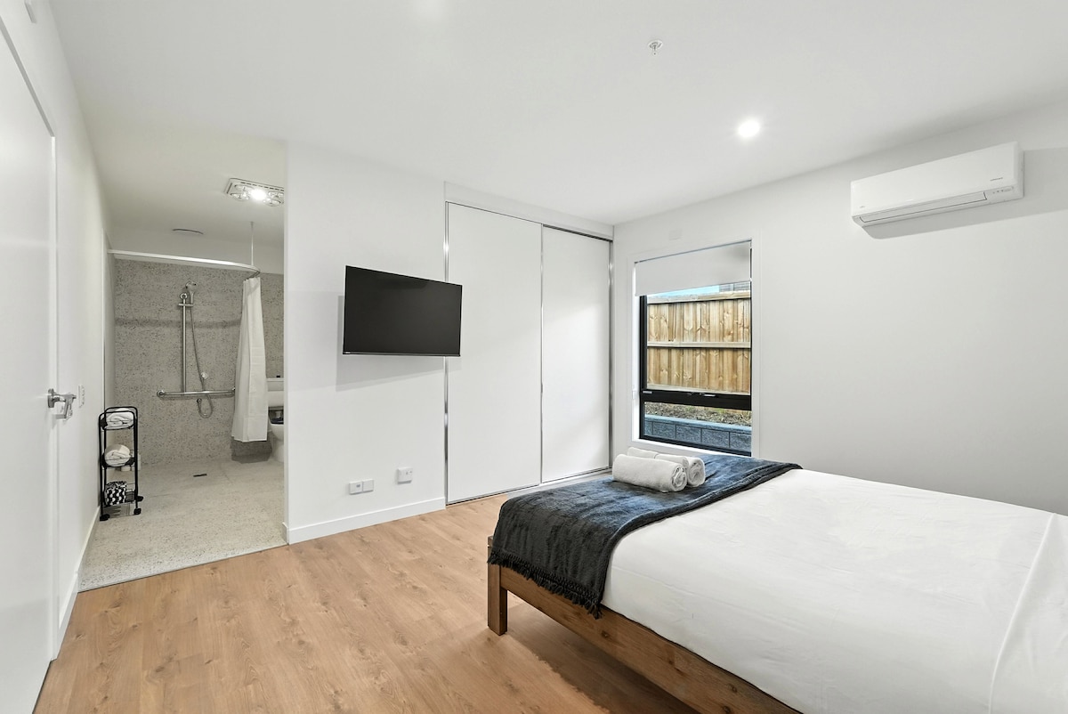 Moderna spavaća soba: uživajte u elegantnom namještaju, prirodnom svjetlu i opuštajućoj kupaonici!