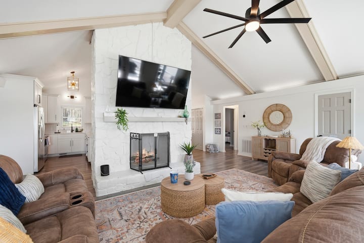 Sleeps 12, 16ft Water, Game Room, Hot Tub + More! - Milledgeville, GA