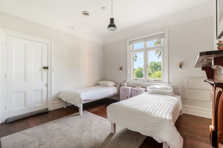 Bright Retreat: двокреветна соба осветлена од сонцето со модерен декор и шармантен поглед кон градината. Прифатете го спокојството!