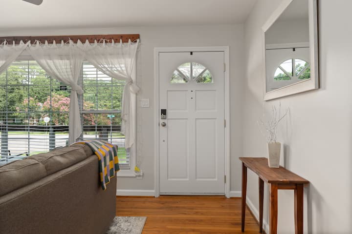 The 19th Hole | Huge Deck + King Bed + Pet Welcome - Raleigh, NC