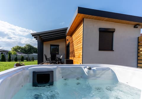Tan 'N Baum Hot Tub House