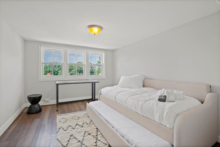 El sofá cama sirve como una cama doble sobre doble que también se convierte en una cama tamaño king. Alfombra de lana Pottery Barn para mayor calidez y comodidad.