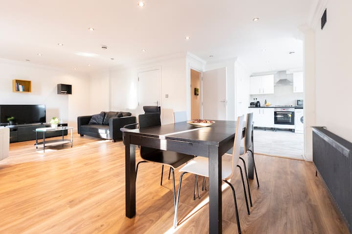LondonFlatsDFM managed Airbnb listing 1