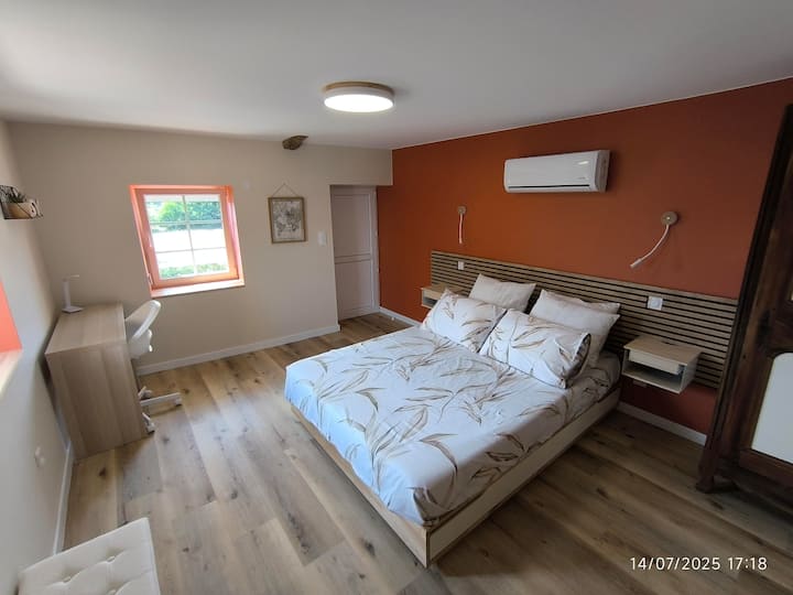 Glavna spavaća soba, prostrana oko 14 m². Tu se nalazi i mali ured s izravnom optičkom vezom.