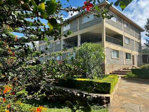 Top floor, 3 scenic bedrooms, Hilltop Lakeview B&B