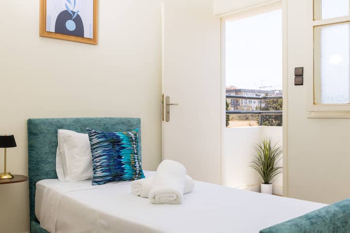 Chumba angavu chenye kitanda cha mtu mmoja chenye starehe, kinachofaa kwa mtu au mtoto. Mapambo ya kisasa, mashuka safi na mandhari yasiyo na kizuizi. Inafaa kwa ukaaji tulivu huko Temara, karibu na ufukwe na vistawishi.