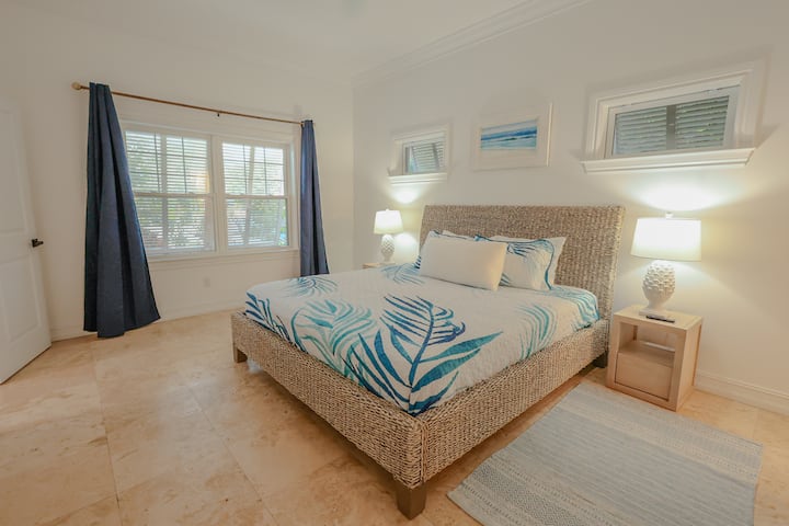 Vaša primarna spavaća soba vaša je osobna oaza nakon dana provedenog u raju.