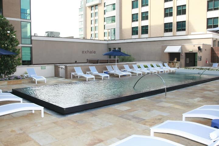 Luxury Poolside Stay Near Mockingbird | 3 Rooms - Dallas, TX