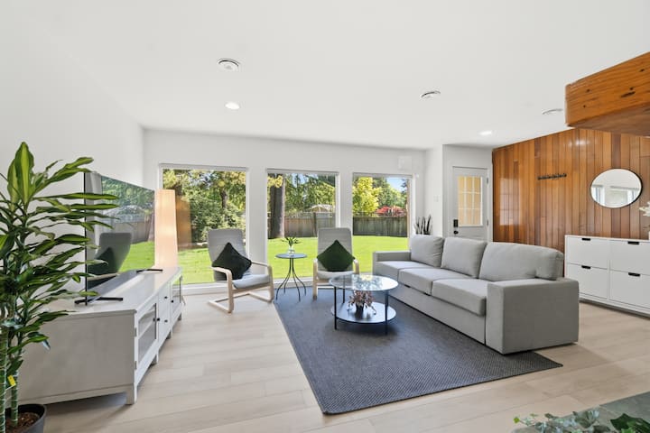 Reno 4br Lynn Valley Family Ac, 14k Sf Yard & Pond - North Vancouver