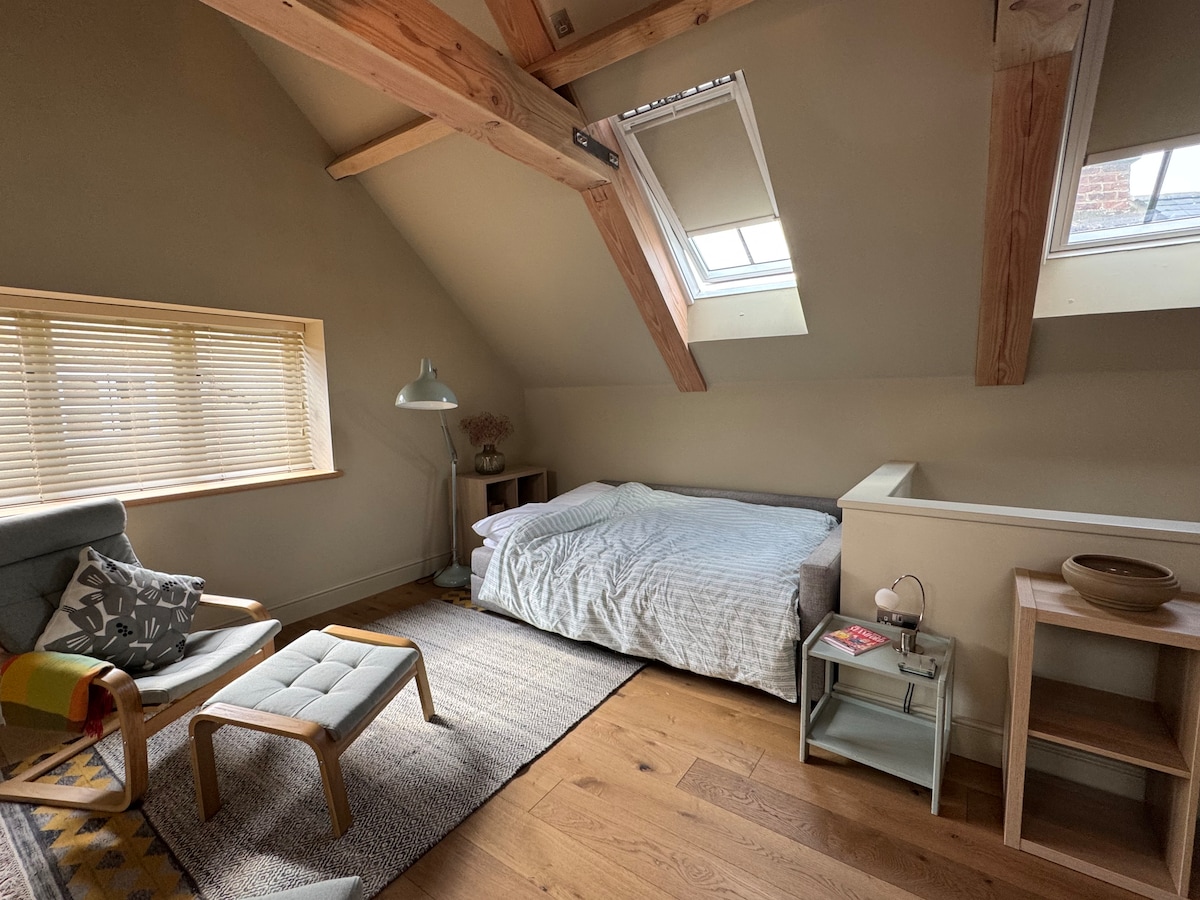 El sofá cama doble tiene una funda de colchón más un cobertor de colchón de doble capa y tacto suave, lo que lo hace muy cómodo.