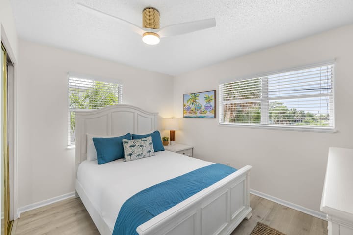 חדר אורחים שטוף שמש ☀️ 
לנוח בנחת במיטת קווין סייז נעימה עם מצעים נקיים, נגיעות טרופיות וטגט טלוויזיה חכמה 65 אינץ'. חלונות מוארים ועיצוב חופי הופכים את המקום למקום הנופש המושלם לחברים או למשפחה. 