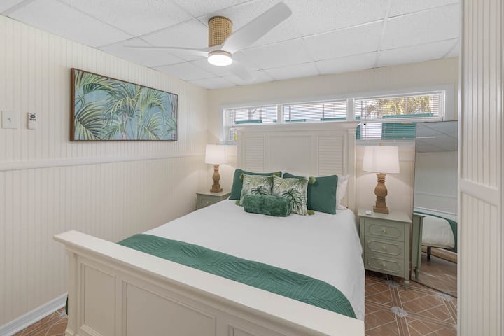 חדר השינה השלישי נמצא למטה. יש לו כניסה וחדר רחצה פרטי משלו.