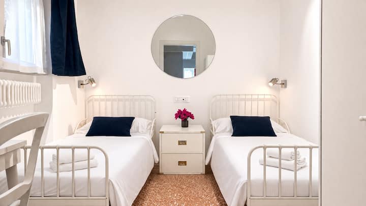 غرفة نوم بسريرين مفردين، مثالية للعائلات أو الأصدقاء. مسكن عملي ومريح مزود بمكيف هواء وبياضات، ومثالي للاستمتاع بإقامة مريحة على مسافة قريبة سيرًا على الأقدام من البحر في بولياسكو.
منطقة عمل عن بُعد وخزانة ملابس مع شماعات.