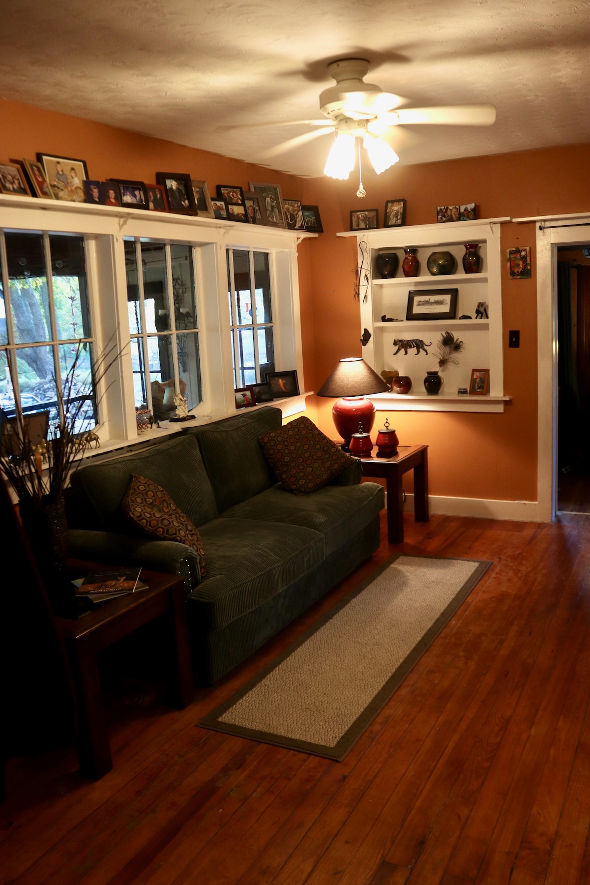 Ova poluprivatna soba funkcionira kao dnevni boravak i otvara se u krevet u punoj veličini