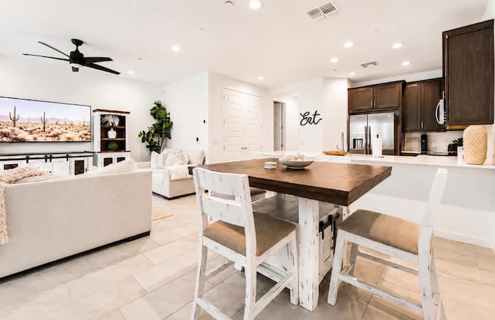 Gilbert Retreat.
Pool & Pets Welcome.
Ev Outlet. - Gilbert, AZ