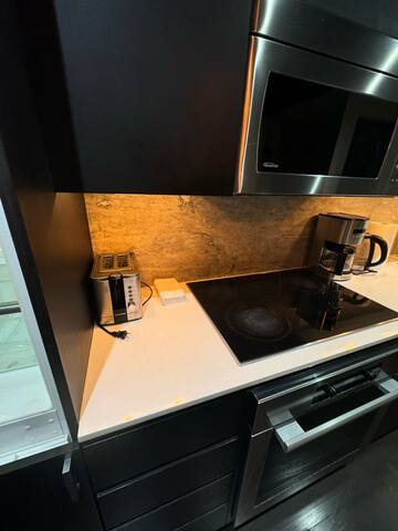 Vibrant 4BR Townhouse for 16 Central&Stylish Stay gallery image 5