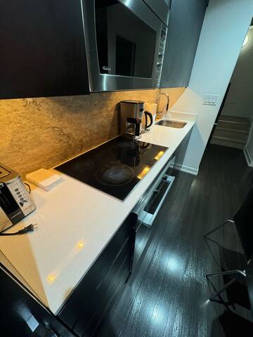 Vibrant 4BR Townhouse for 16 Central&Stylish Stay gallery image 3